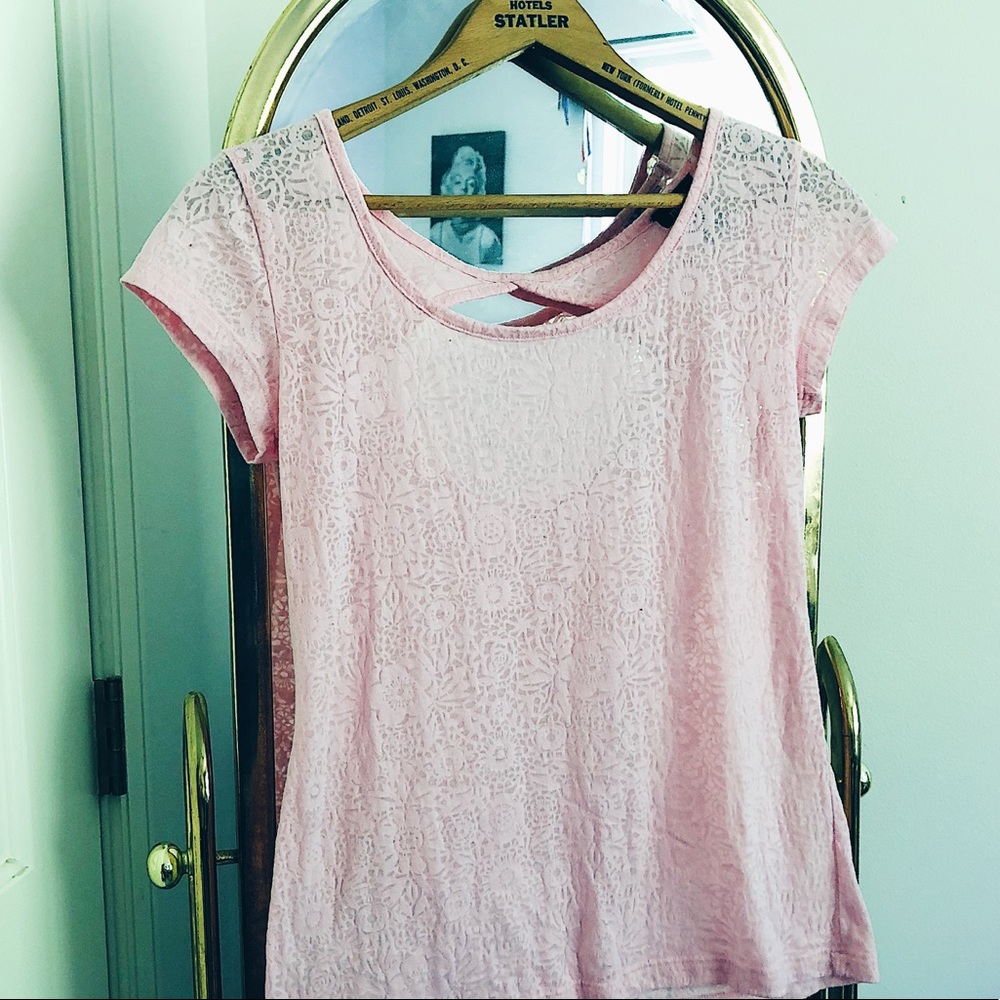 lacy, open back pink top 💖